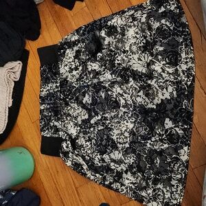 Floral lace like black and white skirt with POCKETS.